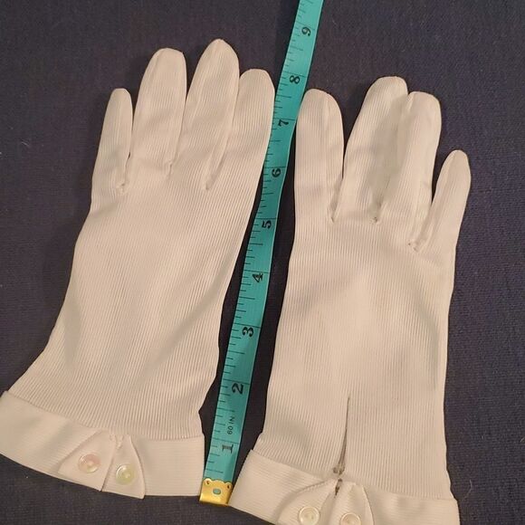 Vintage white gloves with button flip - Picture 7 of 8